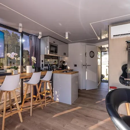 船屋 La Mare Boathouse,